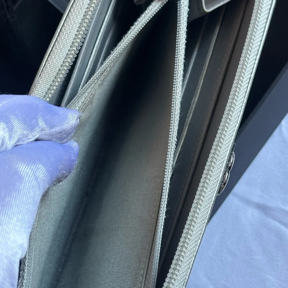 💯 Authentic Chanel Silver Chevron Quilted Zip Around Boy Wallet - Picture 6 of 16